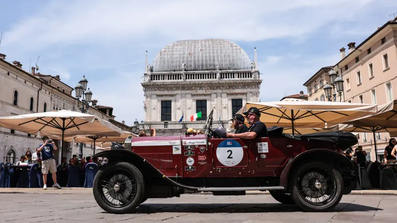 Mille Miglia 2025, il passaggio da piazza Loggia a Brescia