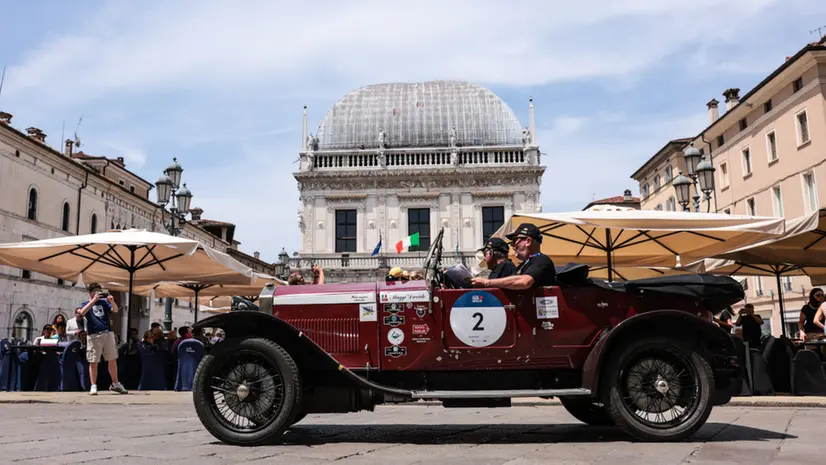 Mille Miglia 2025, il passaggio da piazza Loggia a Brescia