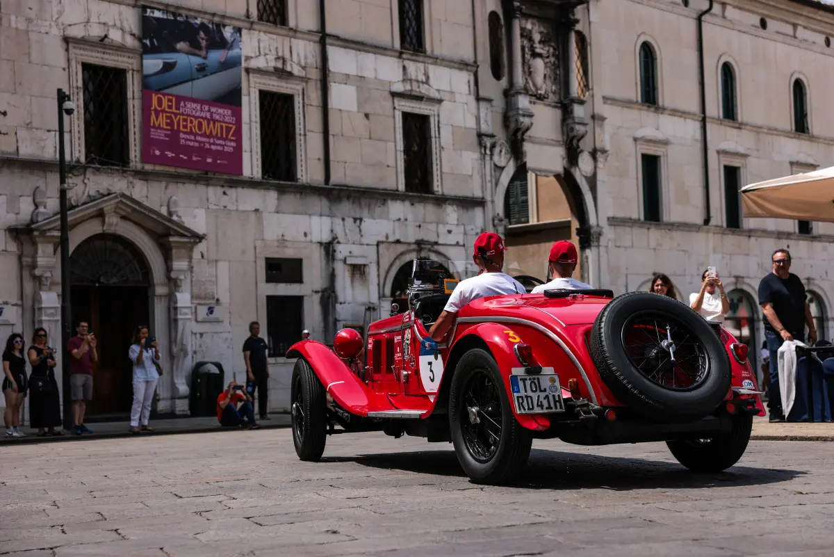 Mille Miglia 2025, il passaggio da piazza Loggia a Brescia
