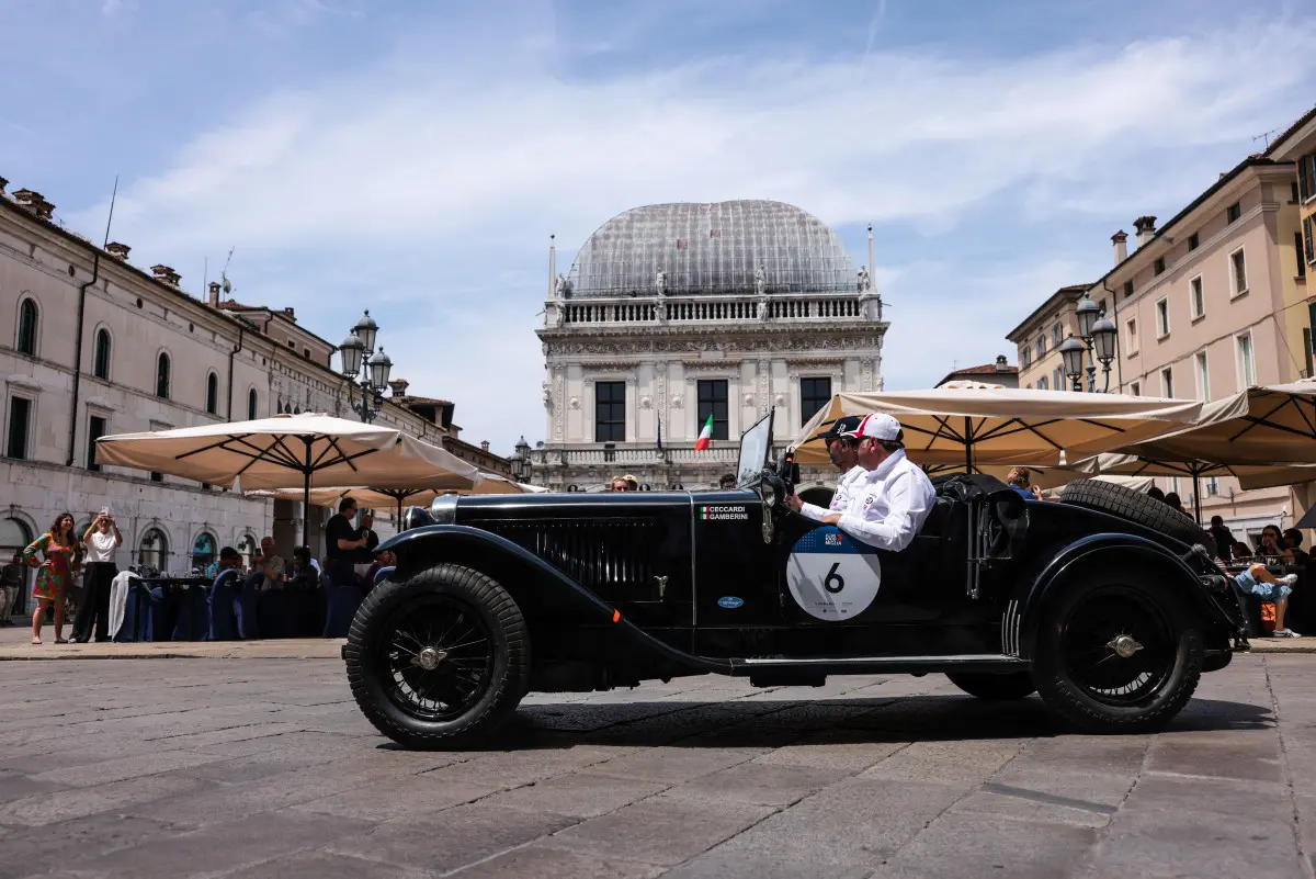 Mille Miglia 2025, il passaggio da piazza Loggia a Brescia