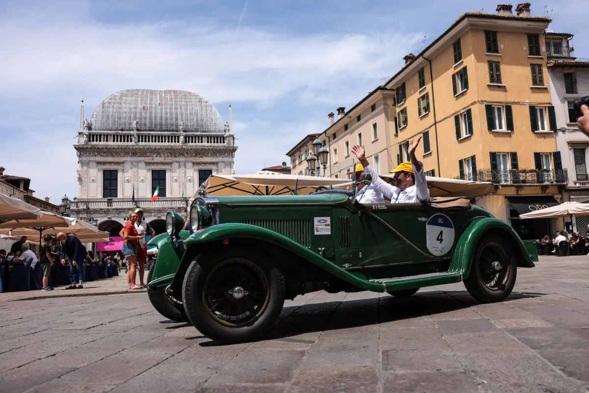 Mille Miglia 2025, il passaggio da piazza Loggia a Brescia