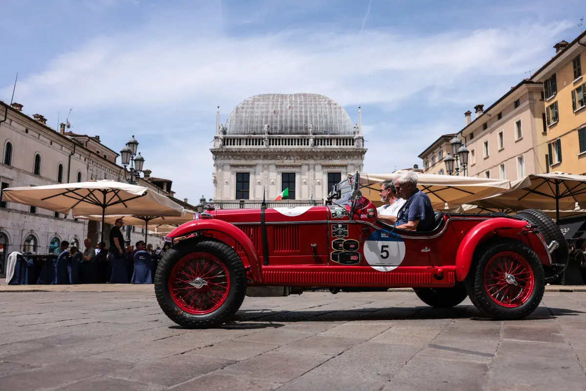 Mille Miglia 2025, il passaggio da piazza Loggia a Brescia