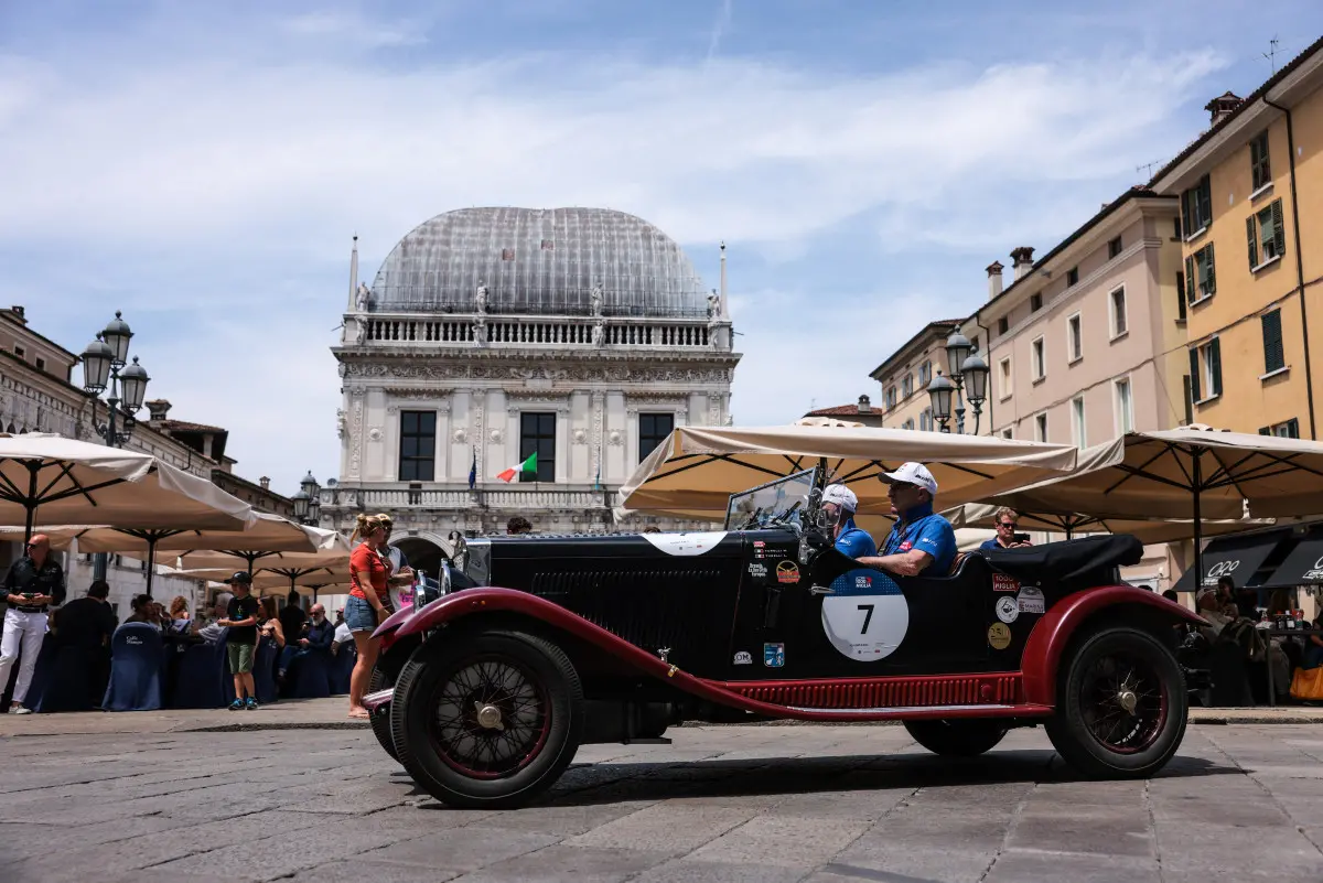 Mille Miglia 2025, il passaggio da piazza Loggia a Brescia