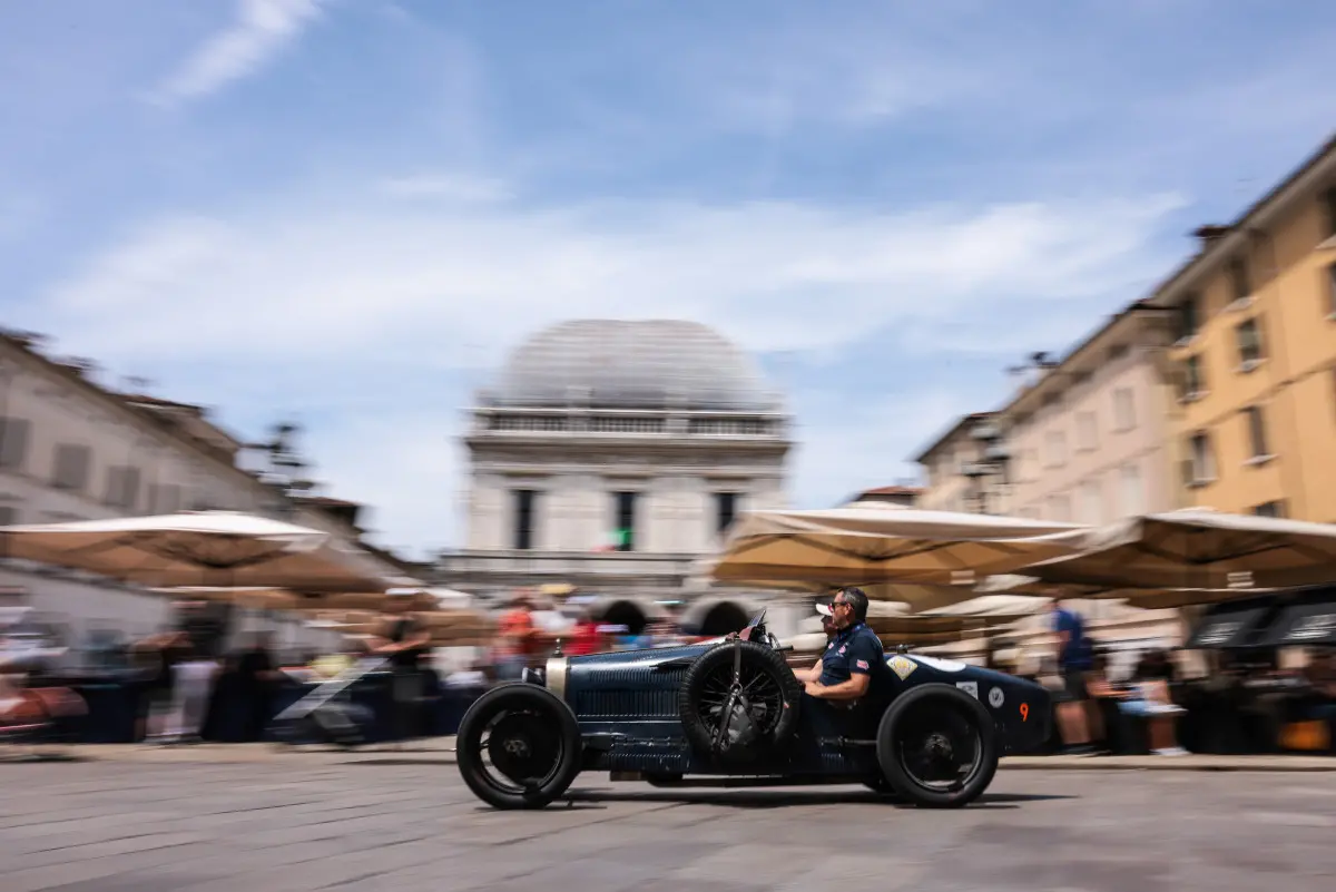 Mille Miglia 2025, il passaggio da piazza Loggia a Brescia