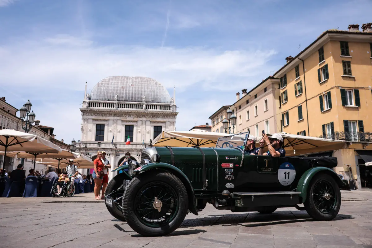 Mille Miglia 2025, il passaggio da piazza Loggia a Brescia