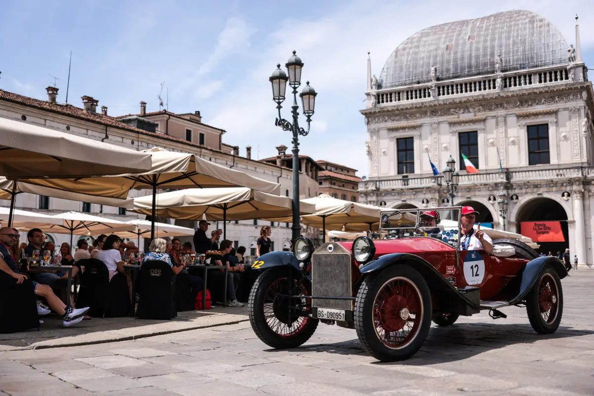 Mille Miglia 2025, il passaggio da piazza Loggia a Brescia