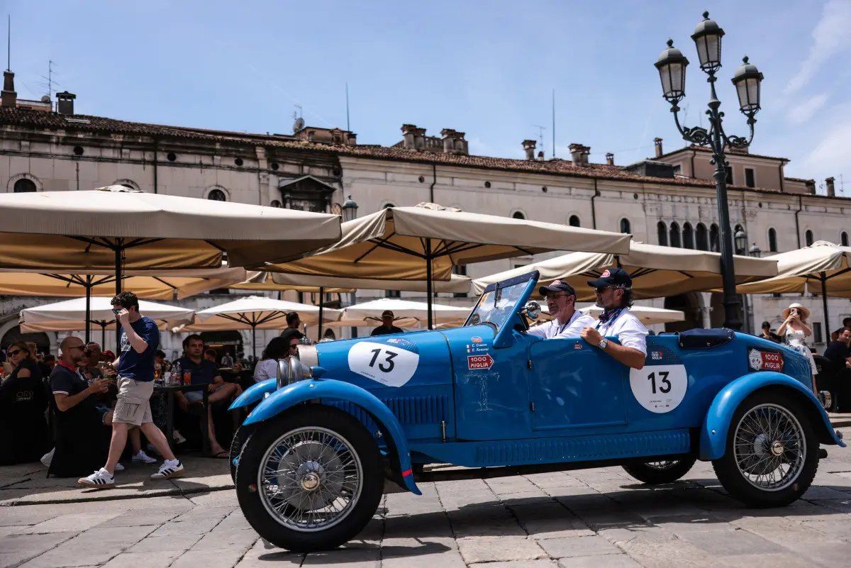 Mille Miglia 2025, il passaggio da piazza Loggia a Brescia