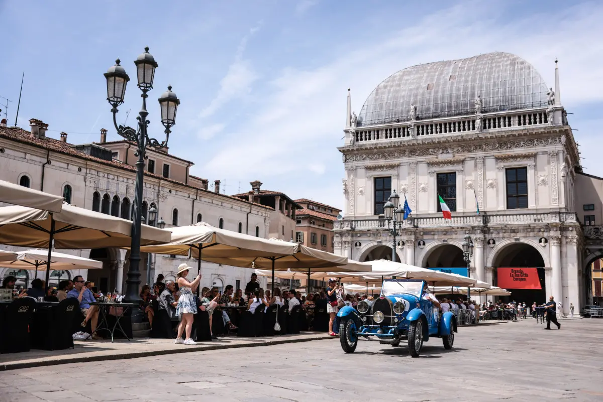 Mille Miglia 2025, il passaggio da piazza Loggia a Brescia