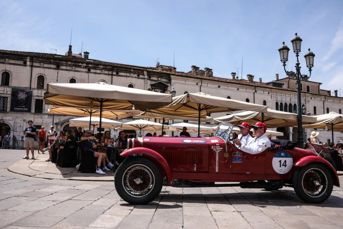Mille Miglia 2025, il passaggio da piazza Loggia a Brescia