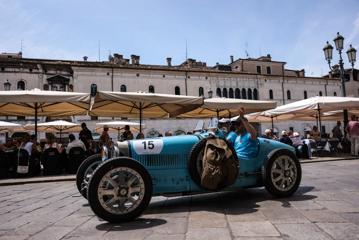 Mille Miglia 2025, il passaggio da piazza Loggia a Brescia
