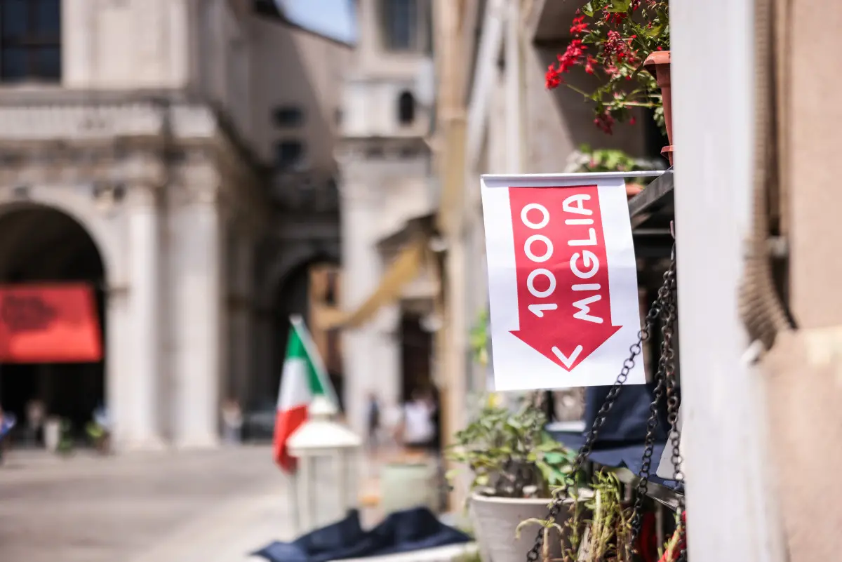 Mille Miglia 2025, il passaggio da piazza Loggia a Brescia