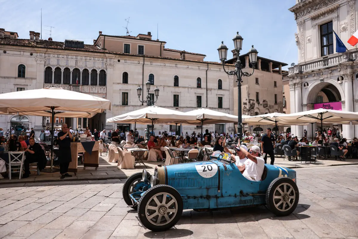 Mille Miglia 2025, il passaggio da piazza Loggia a Brescia