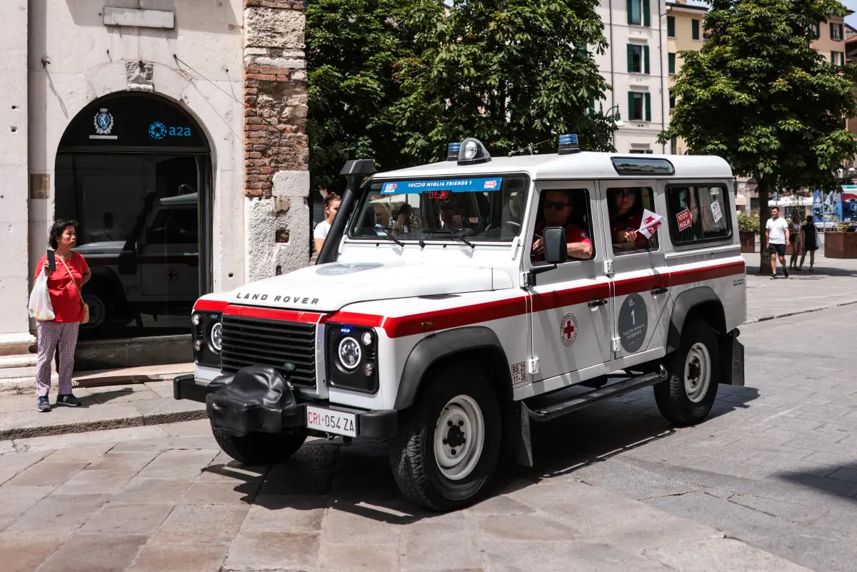 Mille Miglia 2025, il passaggio da piazza Loggia a Brescia