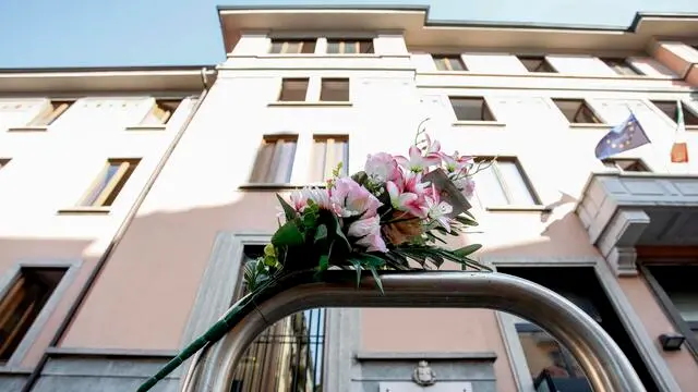Mazzo di fiori davanti alla Casa di riposo dei Coniugi a Milano, 8 luglio 2023.ANSA/MOURAD BALTI TOUATI