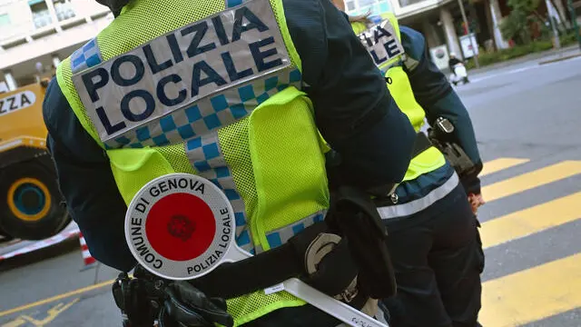 Agenti della Polizia Locale nel centro di Genova. "La polizia locale di Genova non può più parlare con i giornalisti i quali, per avere qualsiasi tipo di informazione sull'attività svolta dagli agenti, devono passare dall'assessore comunale alla Sicurezza Antonino Gambino". Lo denunciano l'Associazione ligure dei giornalisti, il Gruppo cronisti liguri e l'Ordine dei giornalisti della Liguria in una nota congiunta definendolo quello della Giunta comunale "un comportamento inaccettabile". Genova, 11 dicembre 2023. ANSA/LUCA ZENNARO
