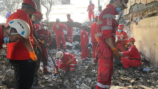 epa12180429 A handout photo made available by Iranian Red Crescent Society (IRCS) shows rescuers working at the site of an airstrike on a residential area in Tehran, Iran, 17 June 2025. Israel has continued its strikes across Iran since 13 June, targeting nuclear and energy facilities, and a state television building in Tehran. In response, Iran launched waves of retaliatory missiles and drones toward Israel. EPA/IRANIAN RED CRESCENT SOCIETY HANDOUT -- MANDATORY CREDIT -- BEST QUALITY AVAILABLE -- HANDOUT EDITORIAL USE ONLY/NO SALES