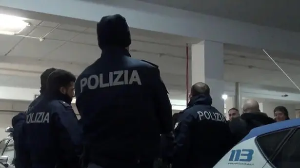 Frame di un video diffuso dalla Polizia di Stato il 21 dicembre 2023. Avrebbero tentato di persuadere una giovane vittima di violenza sessuale, loro familiare, a ritrattare la denuncia degli abusi subiti che aveva portato all'identificazione di 20 persone, alcuni anche minori, legati da vincoli di parentela a esponenti di vertice di cosche di 'ndrangheta. Quattro persone, due donne e due uomini, sono stati arrestati e posti ai domiciliari dagli agenti della Polizia di Stato di Palmi e Reggio Calabria per i reati di violenza o minaccia per costringere a commettere reato ed intralcio alla giustizia. Gli arresti sono stati fatti in esecuzione di un'ordinanza emessa dal Tribunale di Palmi. ANSA/ US/ POLIZIA DI STATO +++ ANSA PROVIDES ACCESS TO THIS HANDOUT PHOTO TO BE USED SOLELY TO ILLUSTRATE NEWS REPORTING OR COMMENTARY ON THE FACTS OR EVENTS DEPICTED IN THIS IMAGE; NO ARCHIVING; NO LICENSING +++ NPK +++
