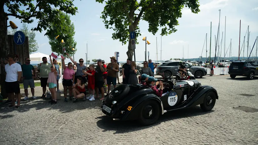 Mille Miglia 2025, il passaggio a Manerba del Garda