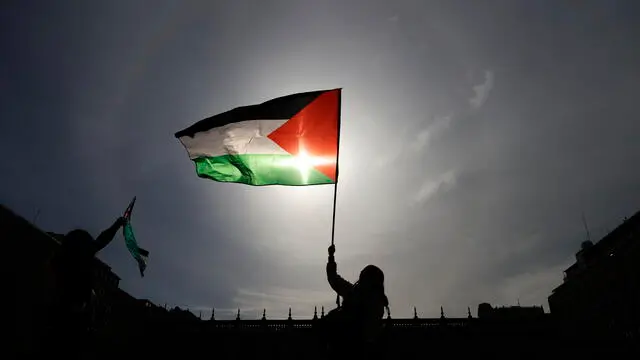epa12176181 People participate in a demonstration for Palestine, demanding that the Chilean government sever ties with Israel and take a stand on the situation in Gaza, in front of La Moneda Palace in Santiago, Chile, 14 June 2025. EPA/ELVIS GONZÃLEZ