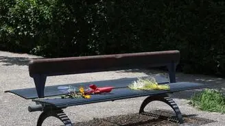 Mazzi di fiori, biglietti e nastri rossi: questa mattina la piazzetta di viale Benadduci, a Tolentino, si è trasformata in un luogo di silenzioso cordoglio. Proprio lì, ieri sera, è stata uccisa Gentiana Hudhra, 45 anni, accoltellata in strada dall'ex marito, davanti ad alcuni passanti. Sul selciato è ancora ben visibile la chiazza di sangue lasciata dalla vittima. ANSA/GIANLUIGI BASILIETTI