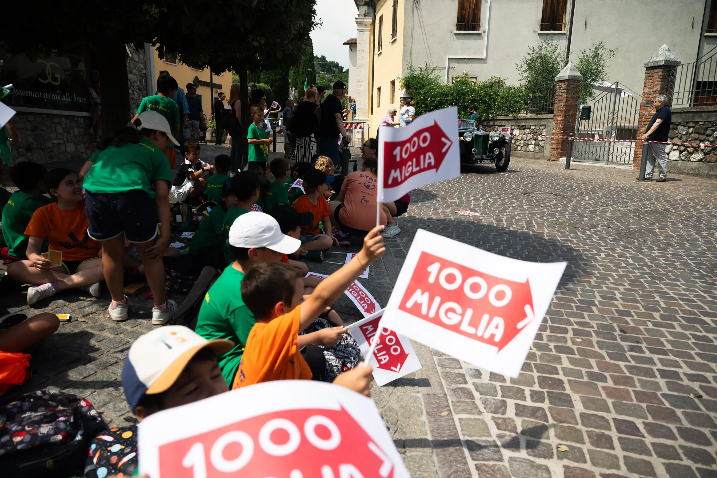 Mille Miglia 2025, il passaggio da Padenghe sul Garda