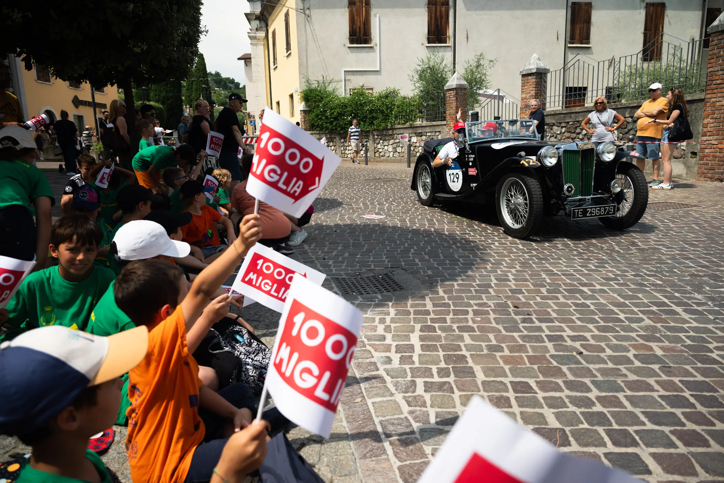 Mille Miglia 2025, il passaggio da Padenghe sul Garda