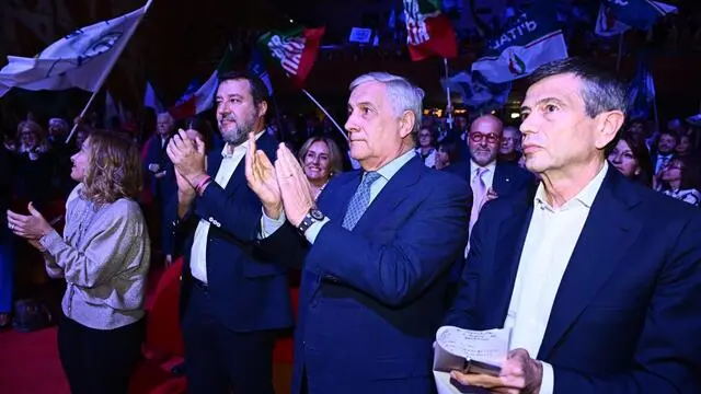 La presidente del Consiglio Giorgia Meloni, il ministro degli Esteri e leader di Forza Italia Antonio Tajani, il ministro dei Trasporti e delle Infrastrutture e leader della Lega Matteo Salvini, il candidato alla presidenza della Regione Liguria per il centrodestra Marco Bucci e il leader di Noi Moderati, Maurizio Lupi, al comizio di chiusura della campagna elettorale per Bucci a Genova, 25 ottobre 2024. ANSA/LUCA ZENNARO