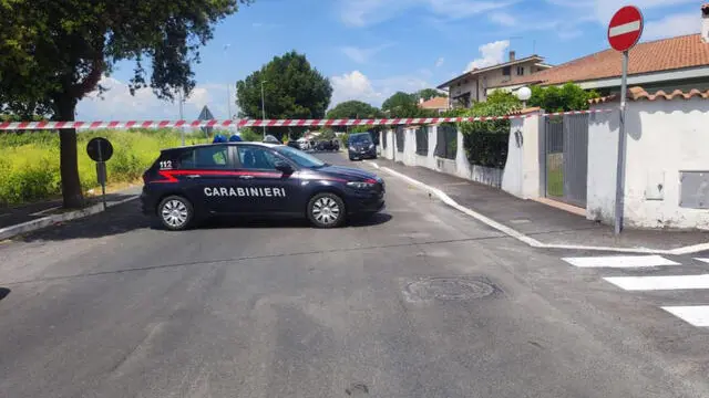 TITOLO: Donna morta in villino a Fregene, non escluso l'omicidio DIDA: Esterno della villetta in cui è stata trovata morta una donna a Fregene (Roma), 15 maggio 2025. ANSA (npk)