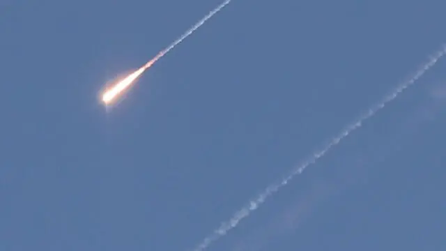epa12180267 A projectile crosses the sky above Jerusalem, 17 June 2025. Israel's military announced that sirens sounded in various regions across the country after missiles were launched from Iran towards Israel. EPA/ABIR SULTAN