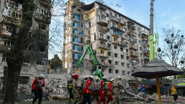 epaselect epa12181548 Ukrainian rescuers carry the body of a victim at the site of an overnight airstrike on a nine-storey residential building in Kyiv, Ukraine, 17 June 2025, amid the Russian invasion. At least 15 people were killed and 139 others injured after an overnight combined attack, according to the Minister of Internal Affairs, Ihor Klymenko. EPA/MAXYM MARUSENKO