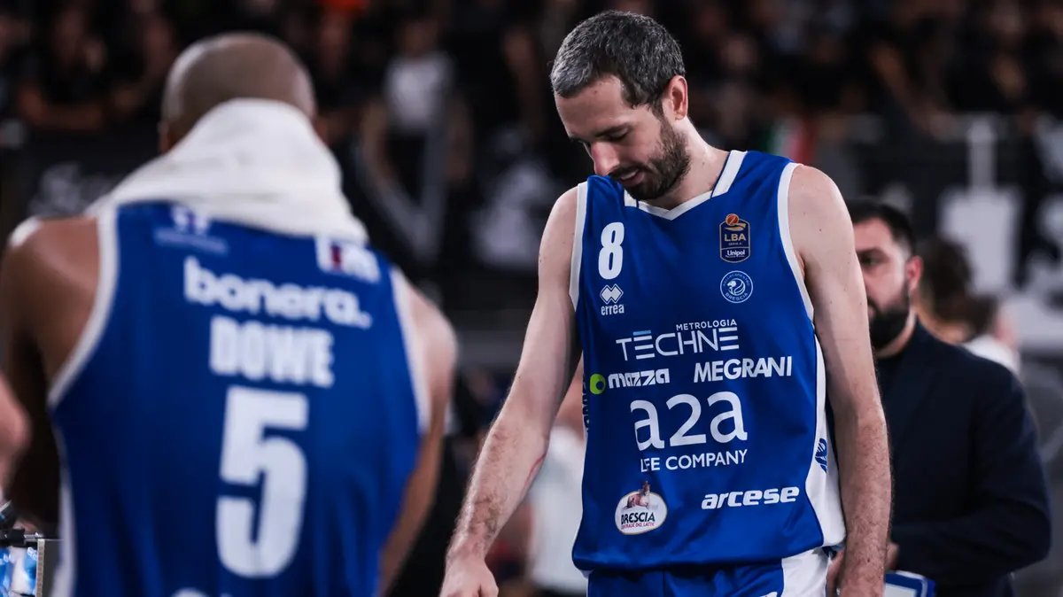 La delusione di Amedeo Della Valle, davanti a lui Chris Dowe - Foto New Reporter Comincini © www.giornaledibrescia.it