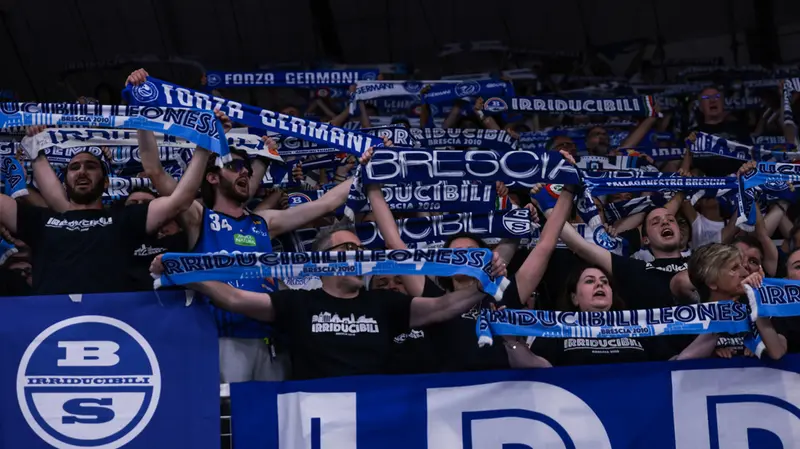 L'orgoglio dei tifosi al PalaLeonessa - Foto New Reporter Comincini © www.giornaledibrescia.it