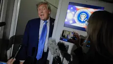 Donald Trump parla ai giornalisti a bordo dell'Air Force One - Foto Getty/Afp © www.giornaledibrescia.it