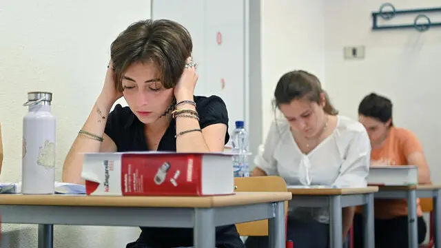 Studenti del Liceo Massimo d'Azeglio di Torino impegnati nella prima prova degli esami di maturità, Torino, 19 giugno 2024 ANSA/ALESSANDRO DI MARCO