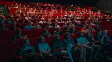 Spettatori di un film al cinema