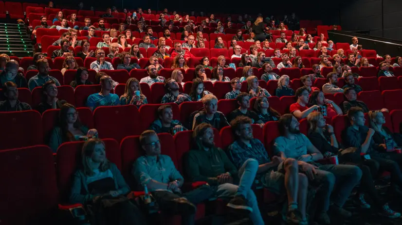 Spettatori di un film al cinema