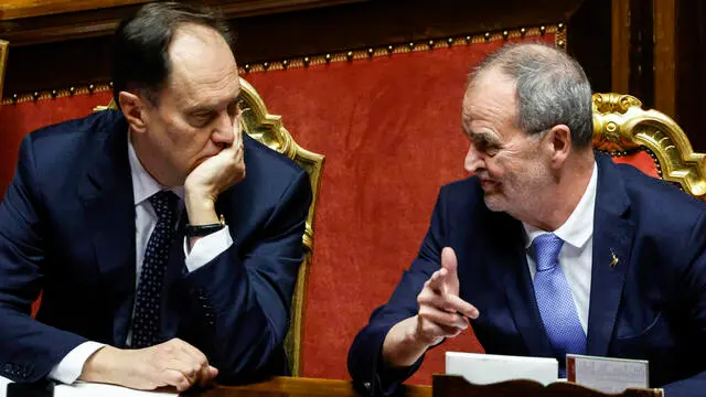 (S-D) Luca Ciriani, ministro dei rapporti con il Parlamento, Roberto Calderoli ministro degli Affari Regionali durante le dichiarazioni di voto sul Ddl autonomia differenziata nell’aula del Senato, Roma, 23 gennaio 2024. ANSA/FABIO FRUSTACI