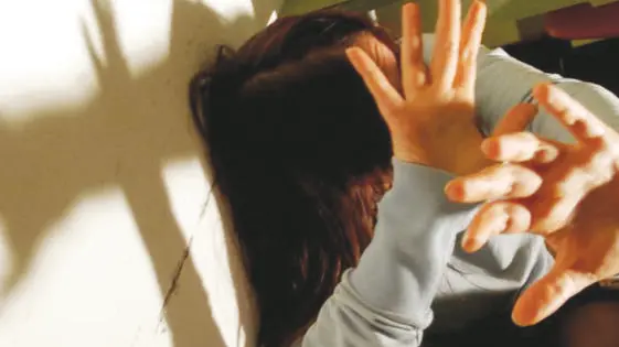 Crotone - 07/08/2020 - Lo zio “orco” abusava di due sorelle - Indagine della polizia dopo la denuncia di una delle vittime In carcere per violenza sessuale ai danni delle ragazze allora minorenni