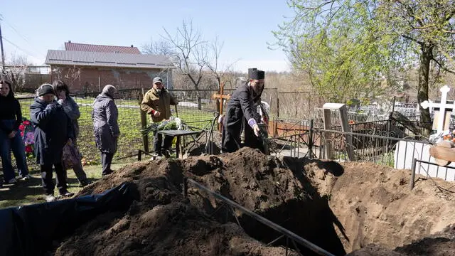 epa12033393 Relatives and friends of Viktor and Olga Boyko, who died following a missile strike, attend their funeral ceremony in a cemetery in Sumy, Ukraine, 15 April 2025, amid the ongoing Russian invasion. According to a report by the State Emergency Service, 35 people were killed, including 2 children, and at least 129 people were injured after two Russian rockets struck downtown Sumy on the morning of 13 April 2025. EPA/SERGEY KOZLOV