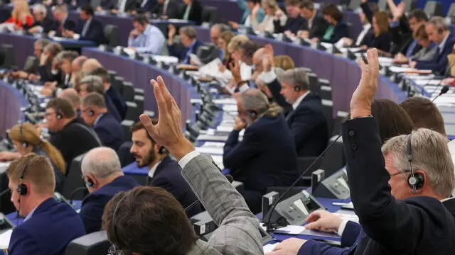epa10250261 Members of the European Parliament during a voting session at the European Parliament in Strasbourg, France, 18 October 2022. The session runs from 17 till 20 October. EPA/JULIEN WARNAND