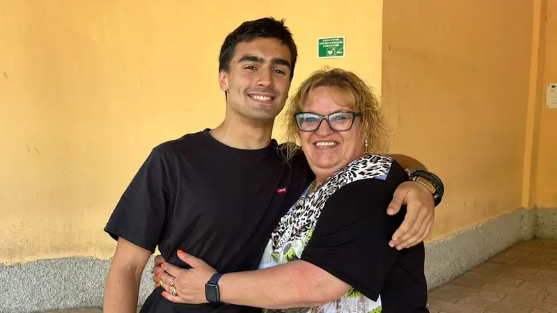 Tommaso con la bidella Franca - © www.giornaledibrescia.it