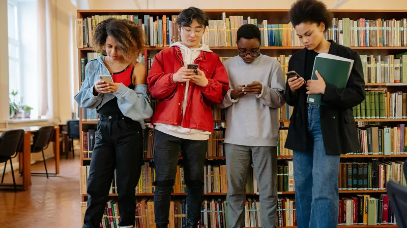 Studenti guardano gli smartphone