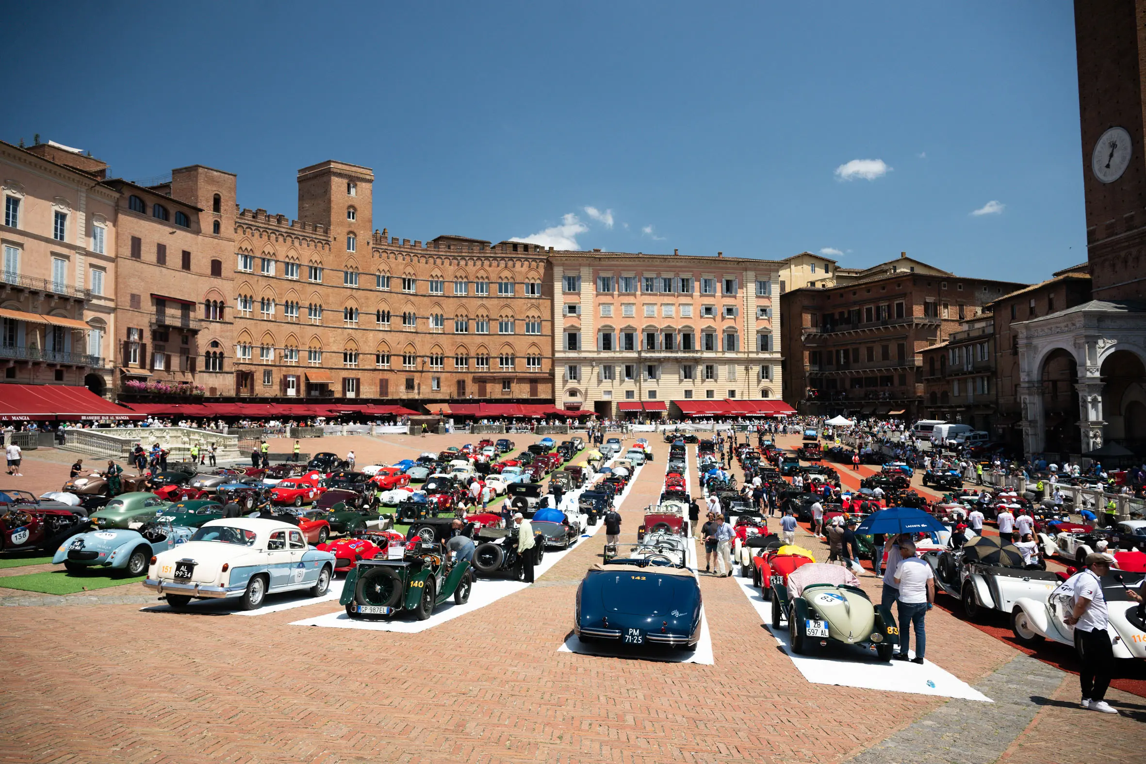 Mille Miglia 2025, la pausa pranzo a Siena