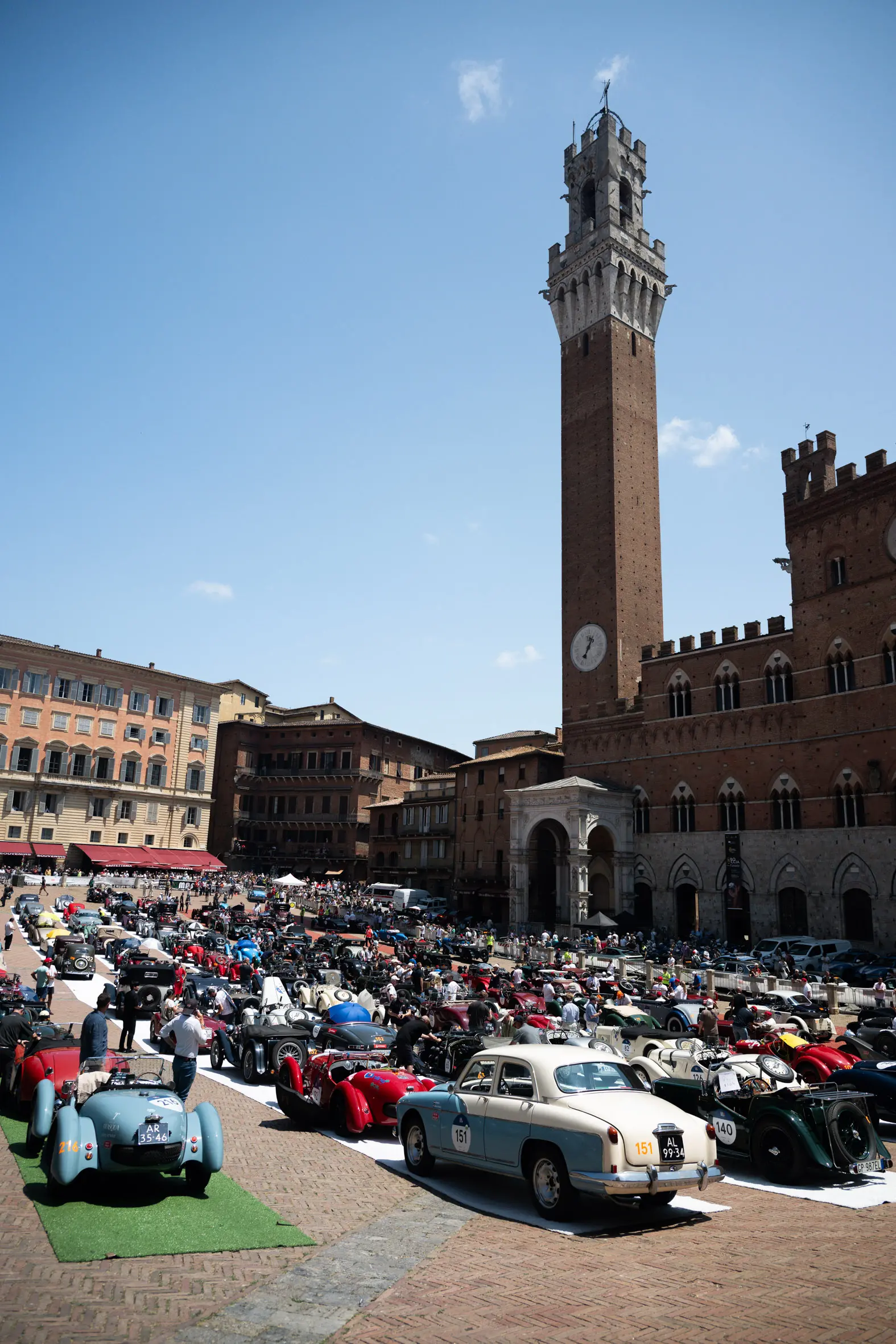 Mille Miglia 2025, la pausa pranzo a Siena