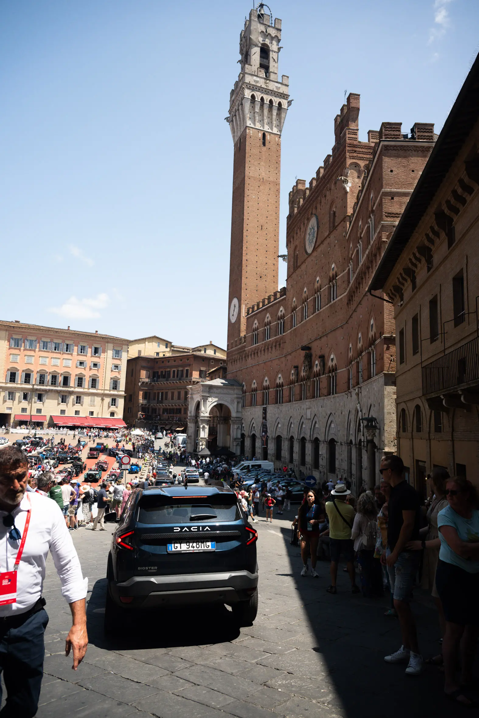 Mille Miglia 2025, la pausa pranzo a Siena