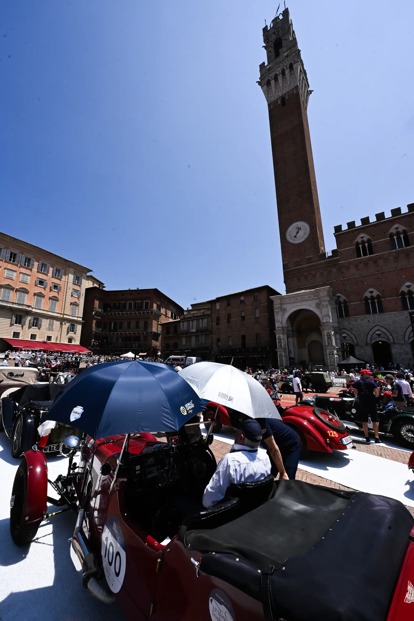 Mille Miglia 2025, la pausa pranzo a Siena
