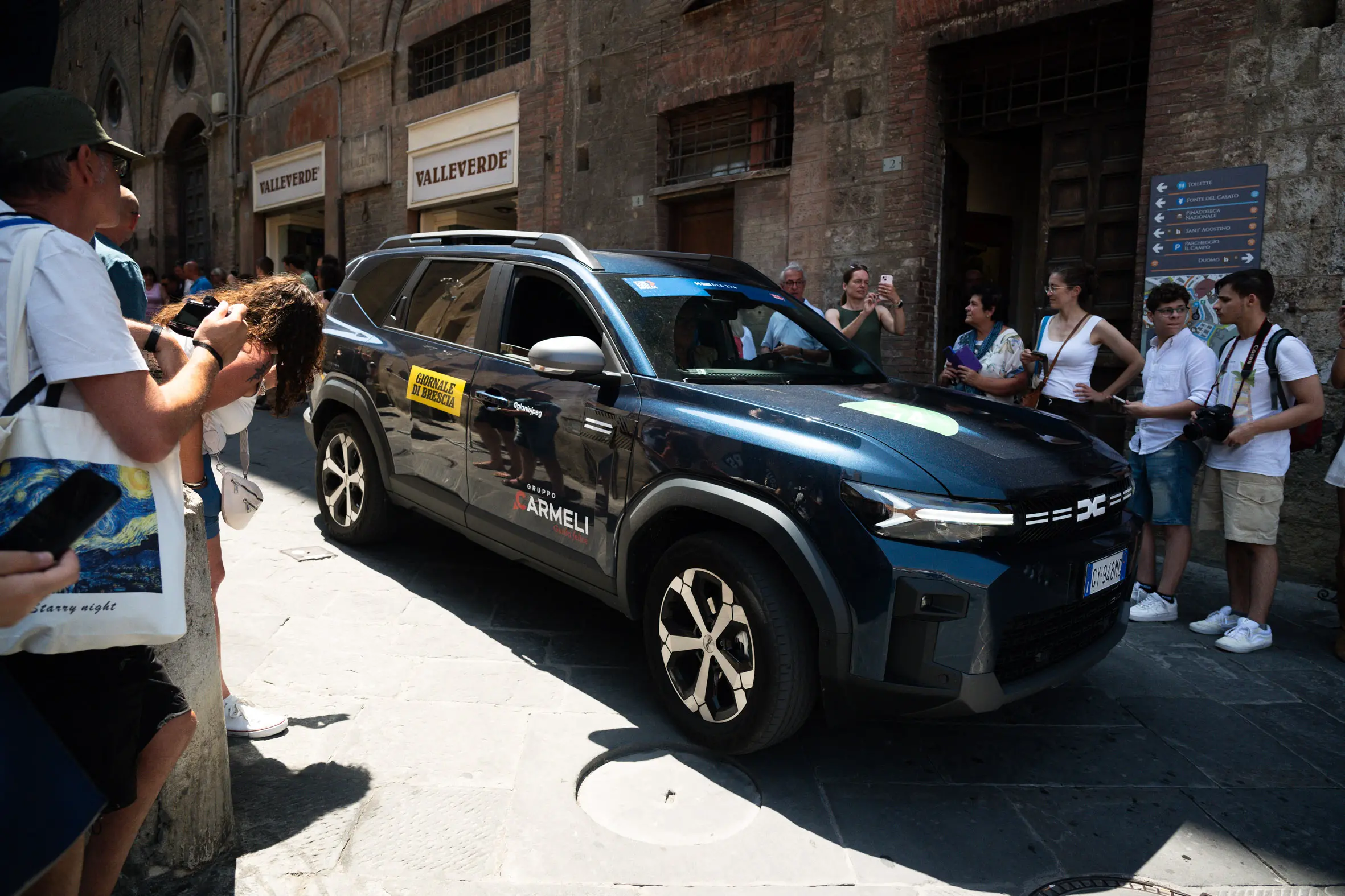 Mille Miglia 2025, la pausa pranzo a Siena