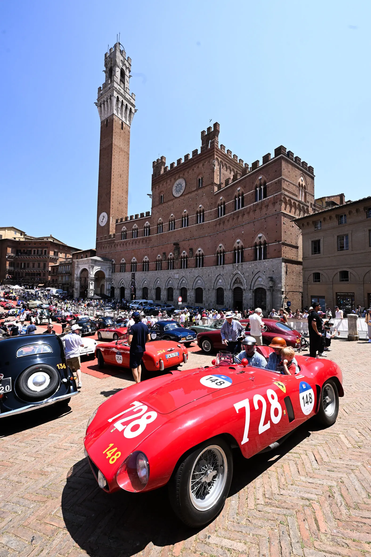 Mille Miglia 2025, la pausa pranzo a Siena