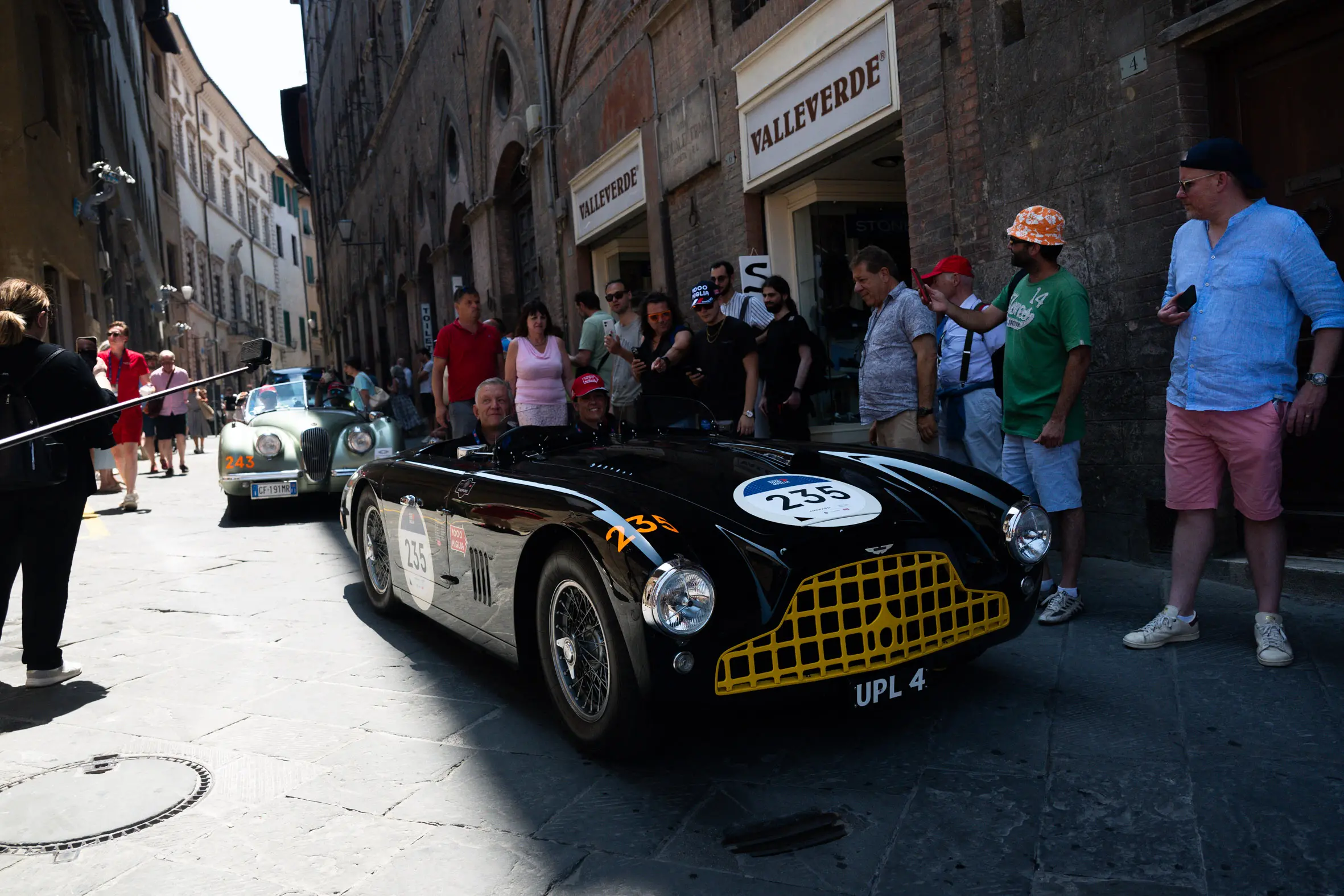 Mille Miglia 2025, la pausa pranzo a Siena