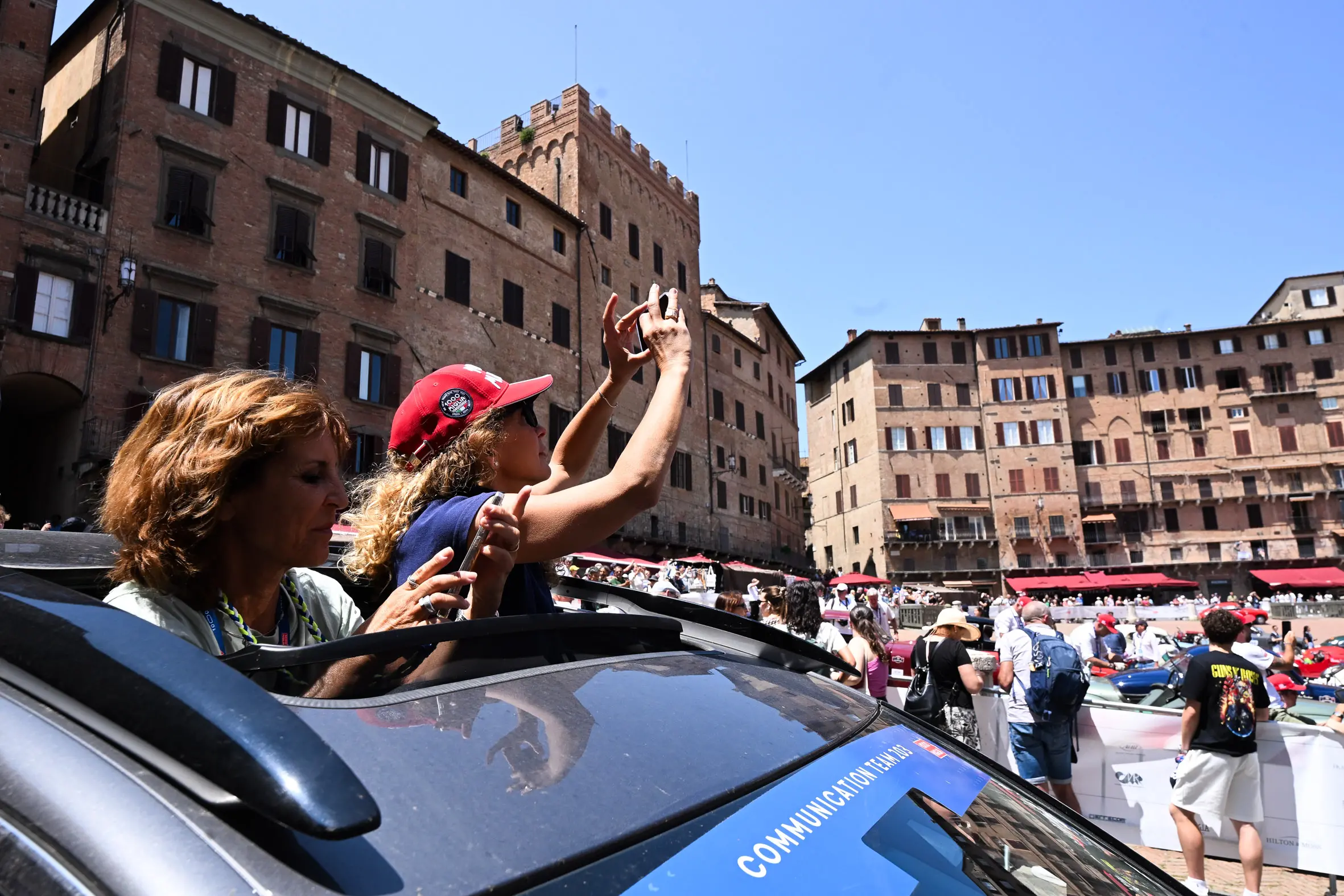 Mille Miglia 2025, la pausa pranzo a Siena